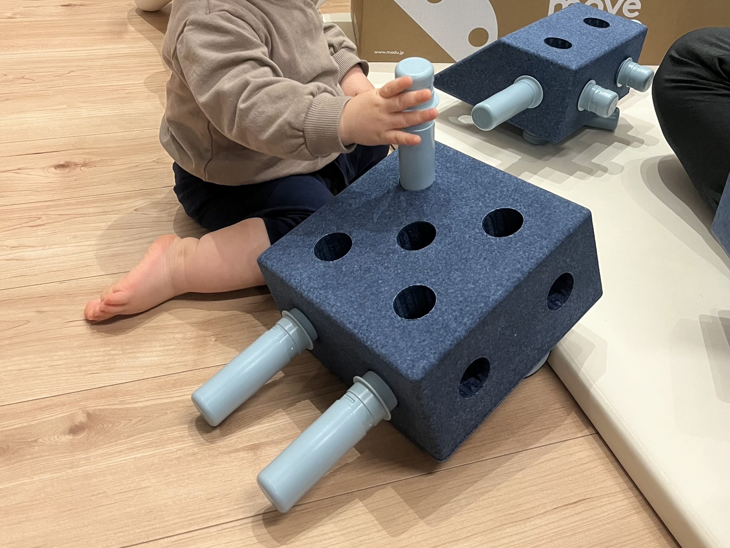 1歳3ヶ月でMODUブロックを触り始めた頃の様子