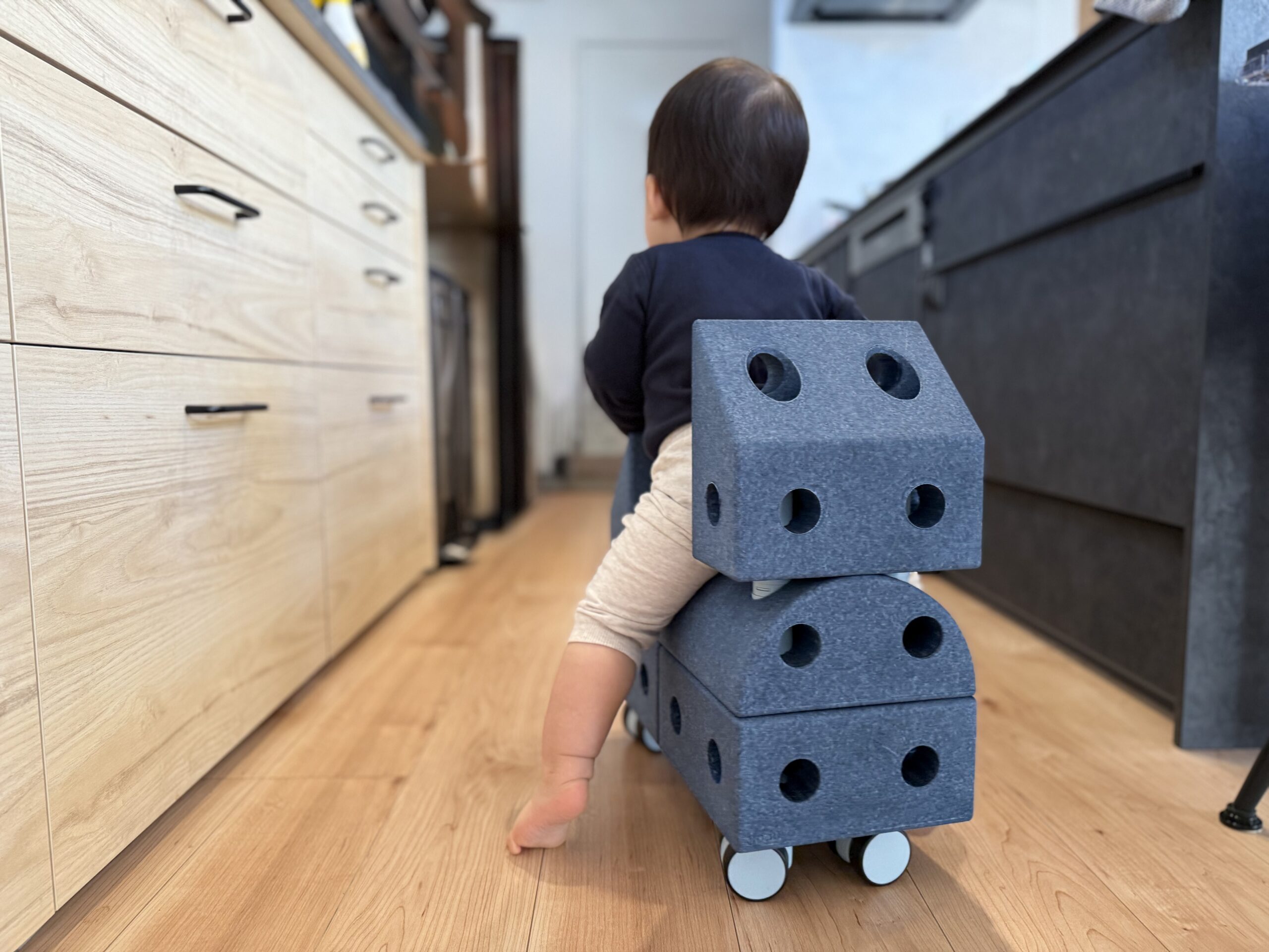 1歳7ヶ月、大きな車を自分で漕いで進む息子の後ろ姿