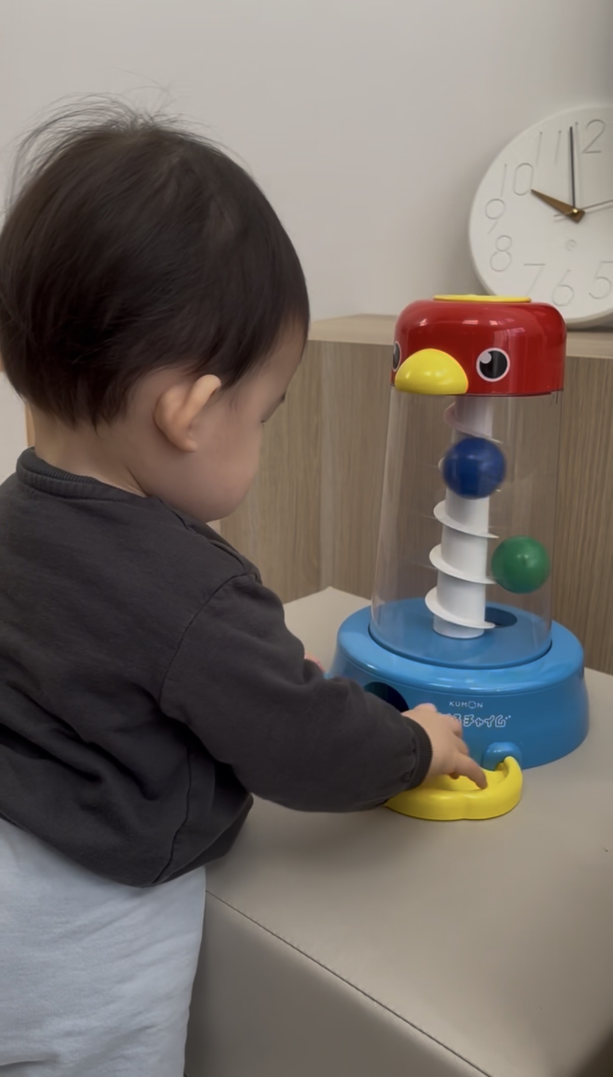 息子がくるくるチャイムで遊ぶ様子