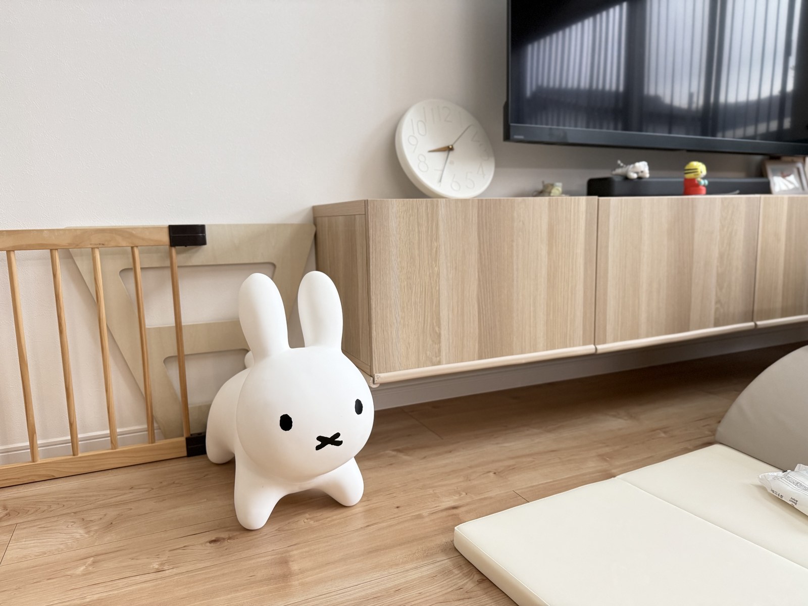 リビングに馴染むホワイトのブルーナボンボン