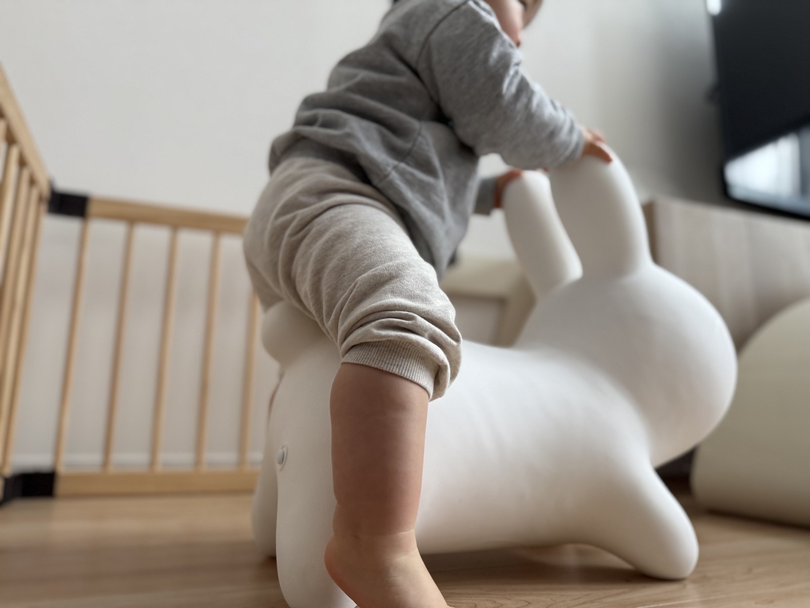 ブルーナボンボンによじ登る子ども(見守りが必要な様子)