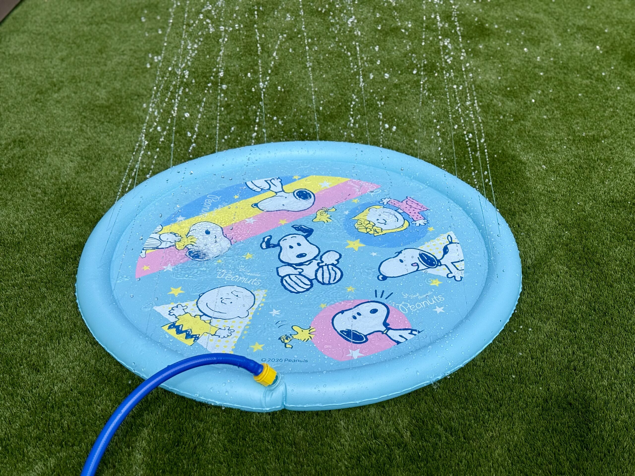 噴水が出ているスヌーピー噴水マット