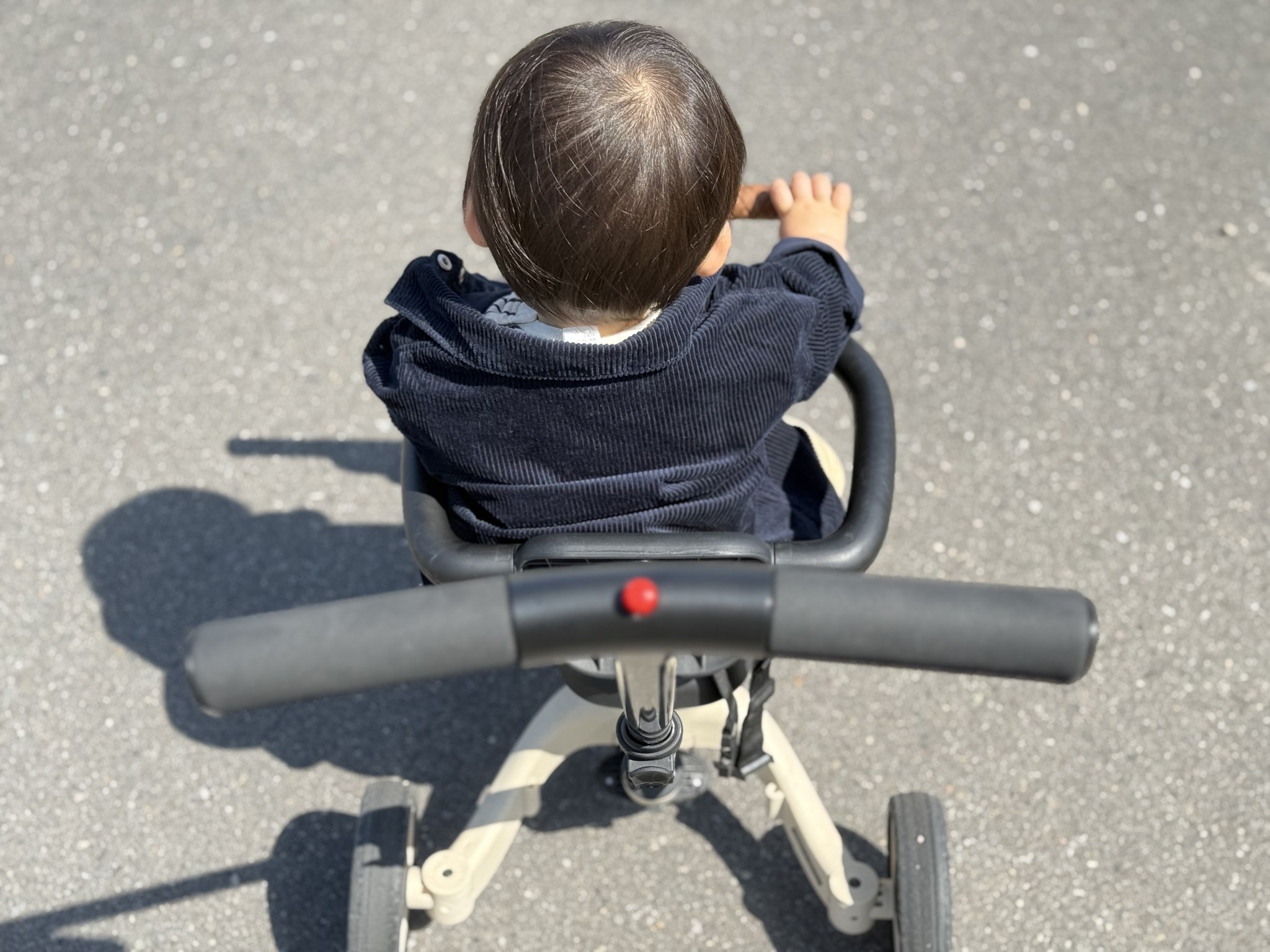のりかえ三輪車GXのフロントガードと押し棒を真上から見たところ