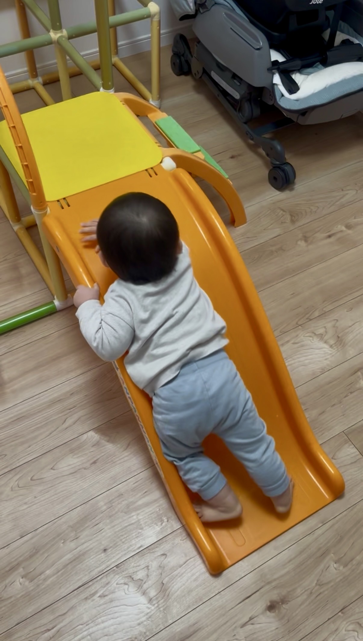 すべり台をうつ伏せで降りる1歳の息子
