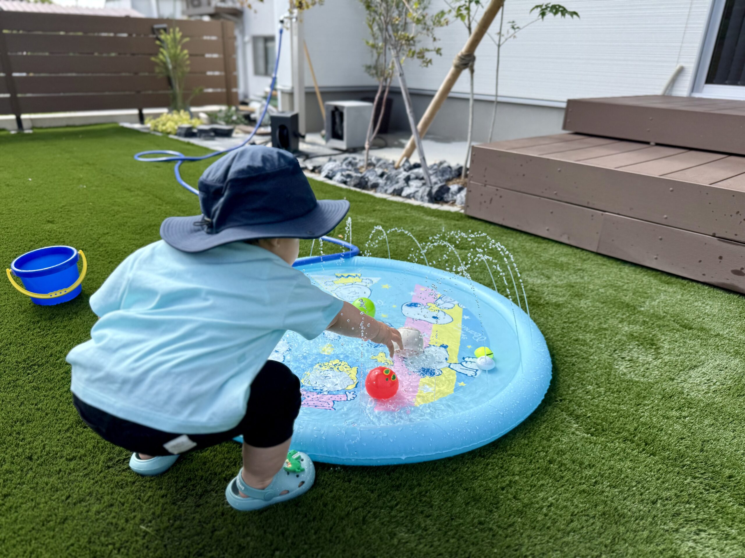 ボールやバケツで遊ぶ子どもの手元