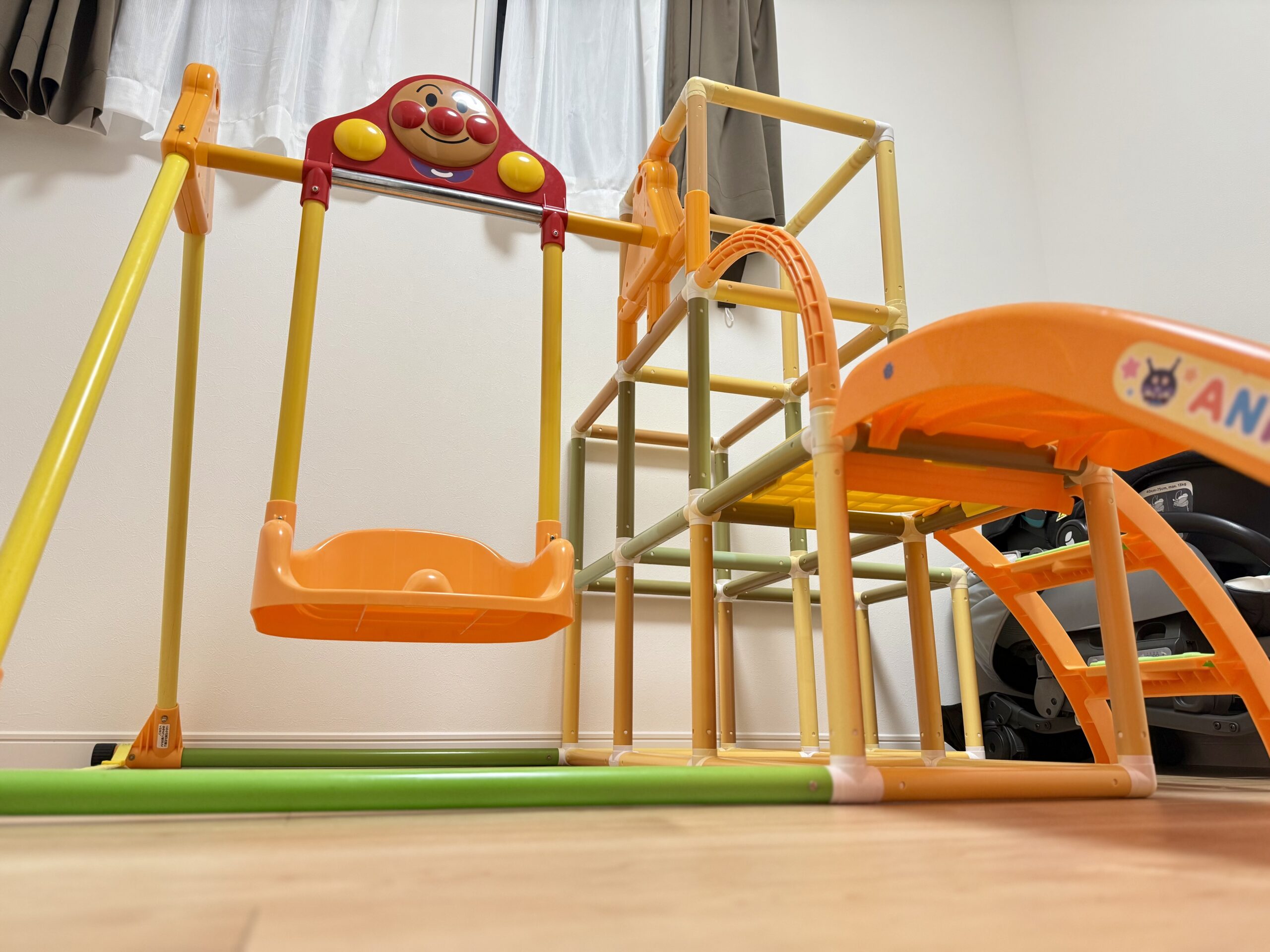 子ども部屋に常設しているアンパンマンのジャングルジム