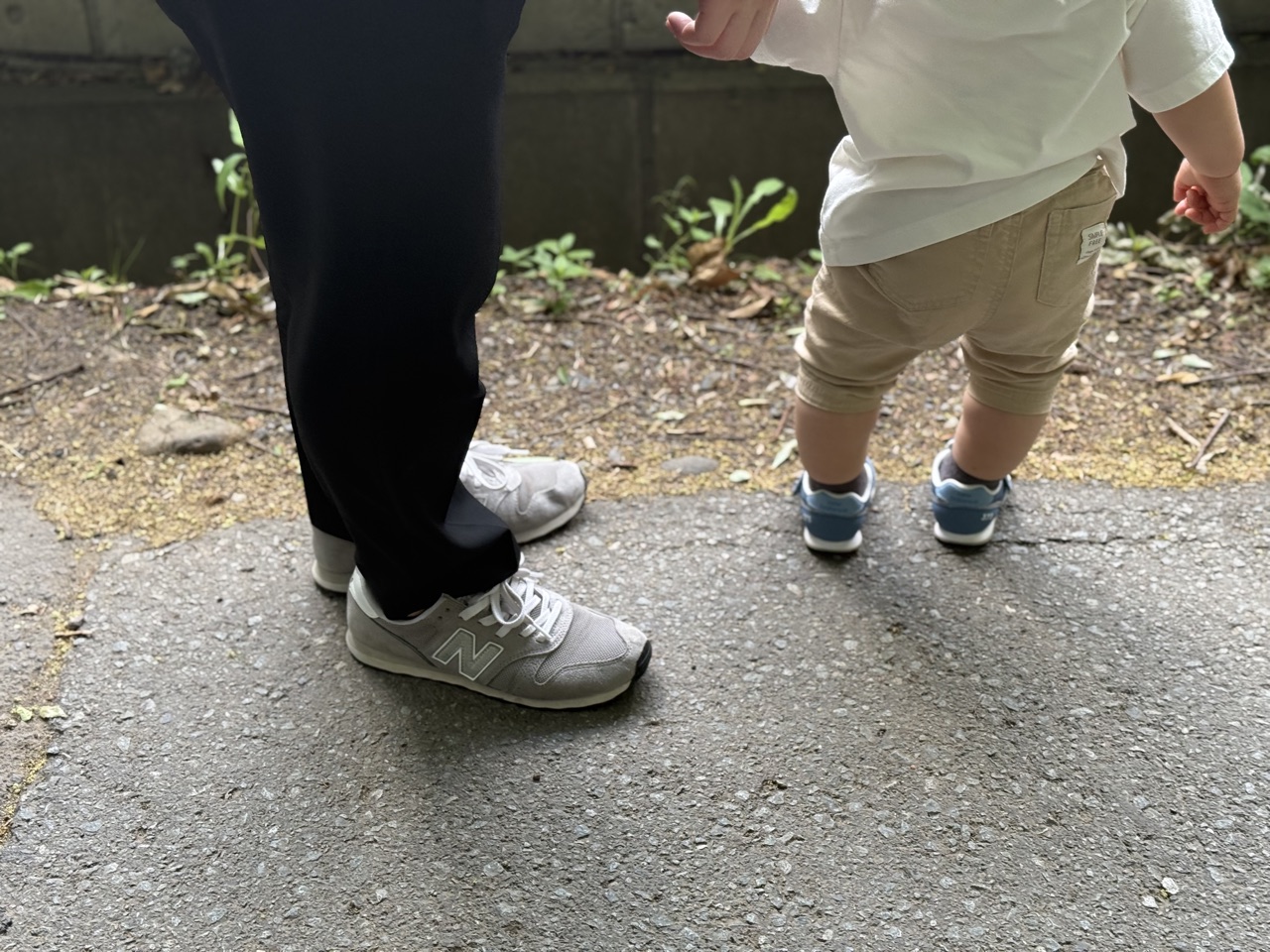 親子でニューバランスのスニーカーを履いて歩く足元(3足目は定番に回帰)