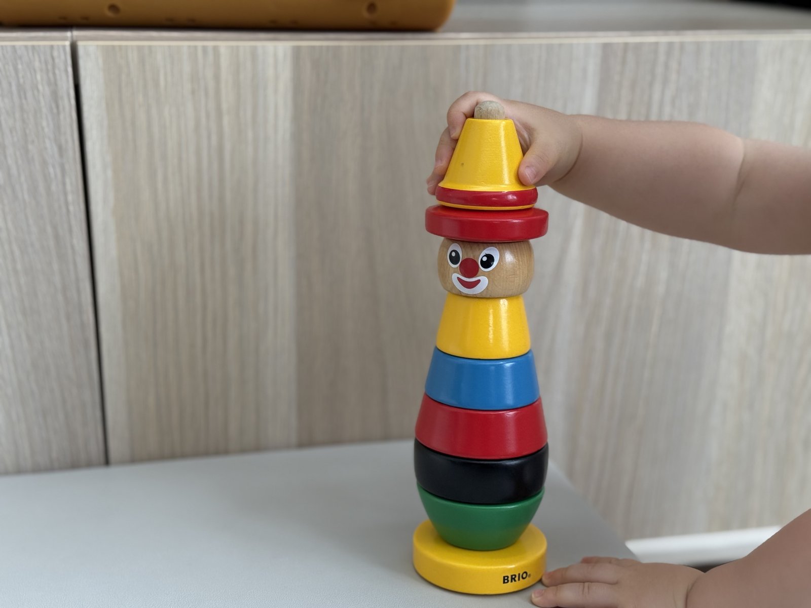 BRIO クラウンを積む1歳の手元