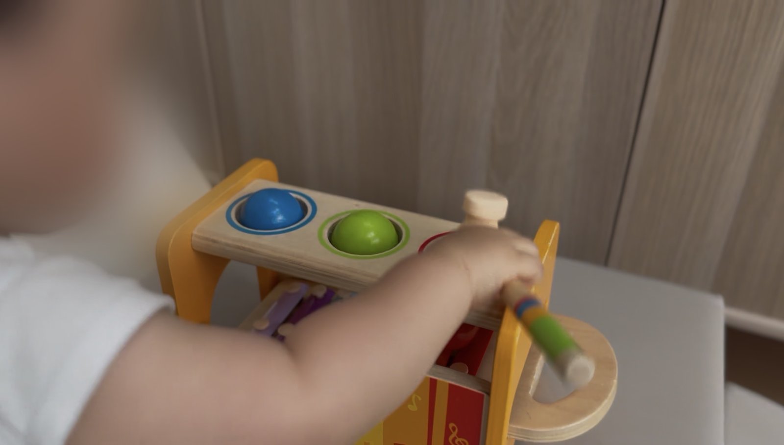 Hape パウンドアンドタップベンチで遊ぶ息子