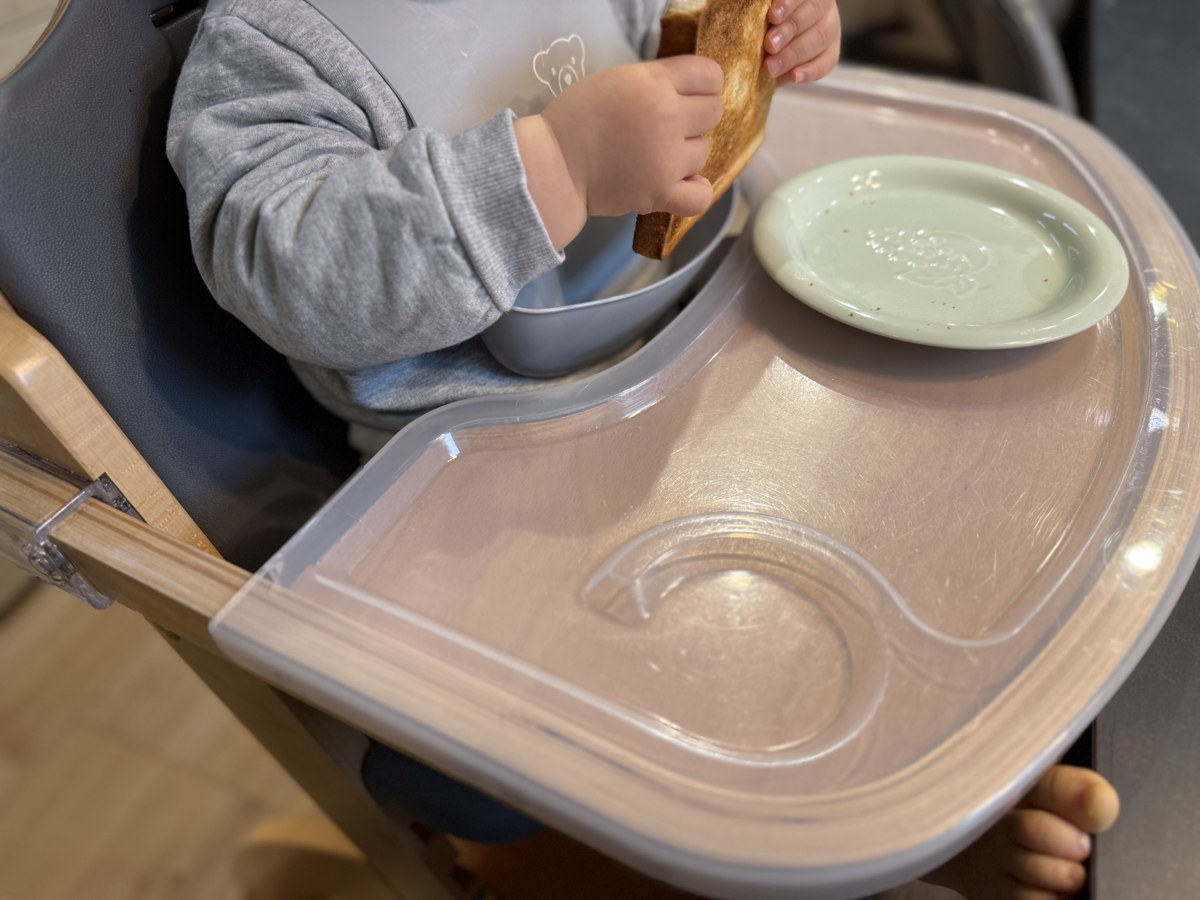 トレイの上で手づかみ食べをする様子