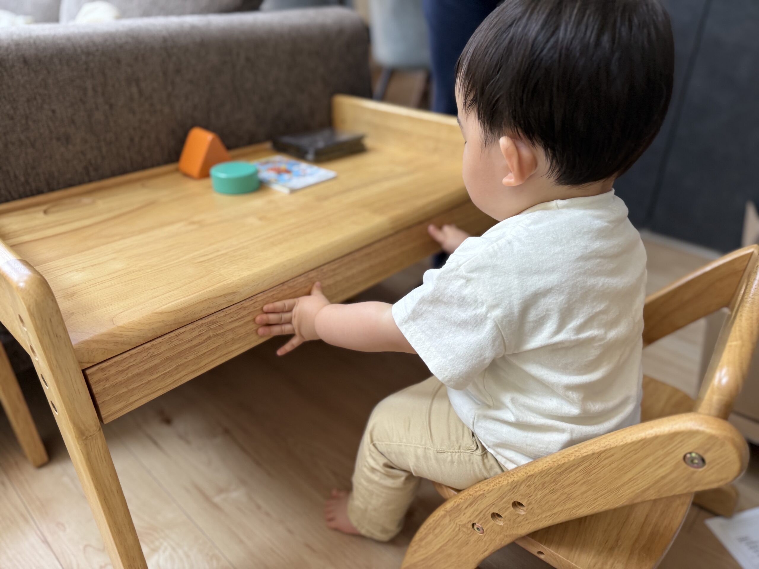 ブォーノ3の椅子に自分から座る息子の後ろ姿