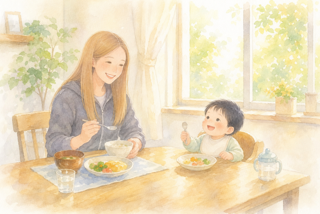 ダイニングでママと息子が向かい合って食事している