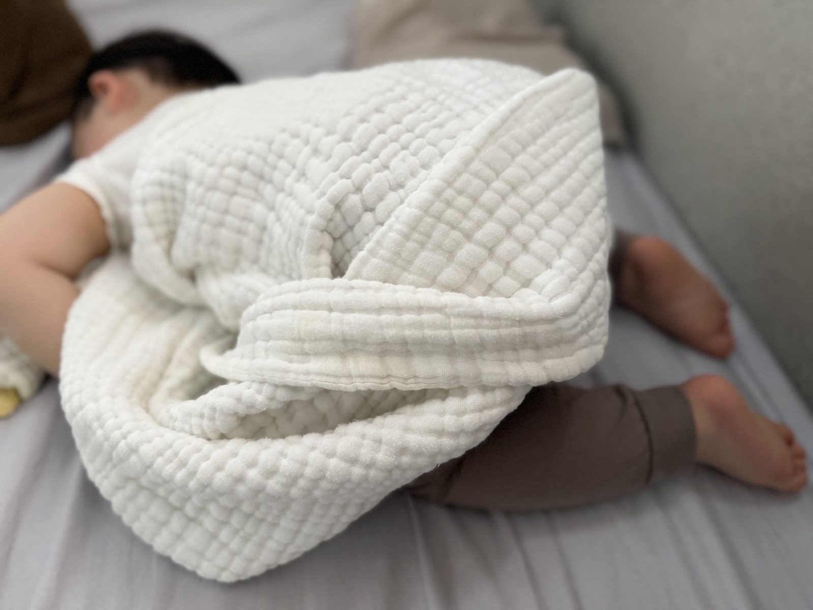 お気に入りのガーゼタオルを抱えて眠る息子