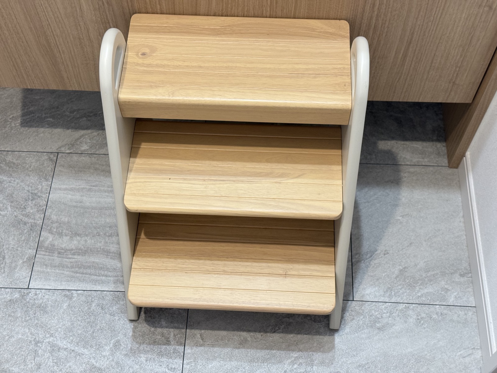 木製キッズステップの踏み面（上から見たところ）