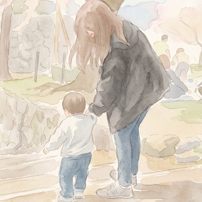 lino（著者）と息子が公園で手を繋いで歩く後ろ姿