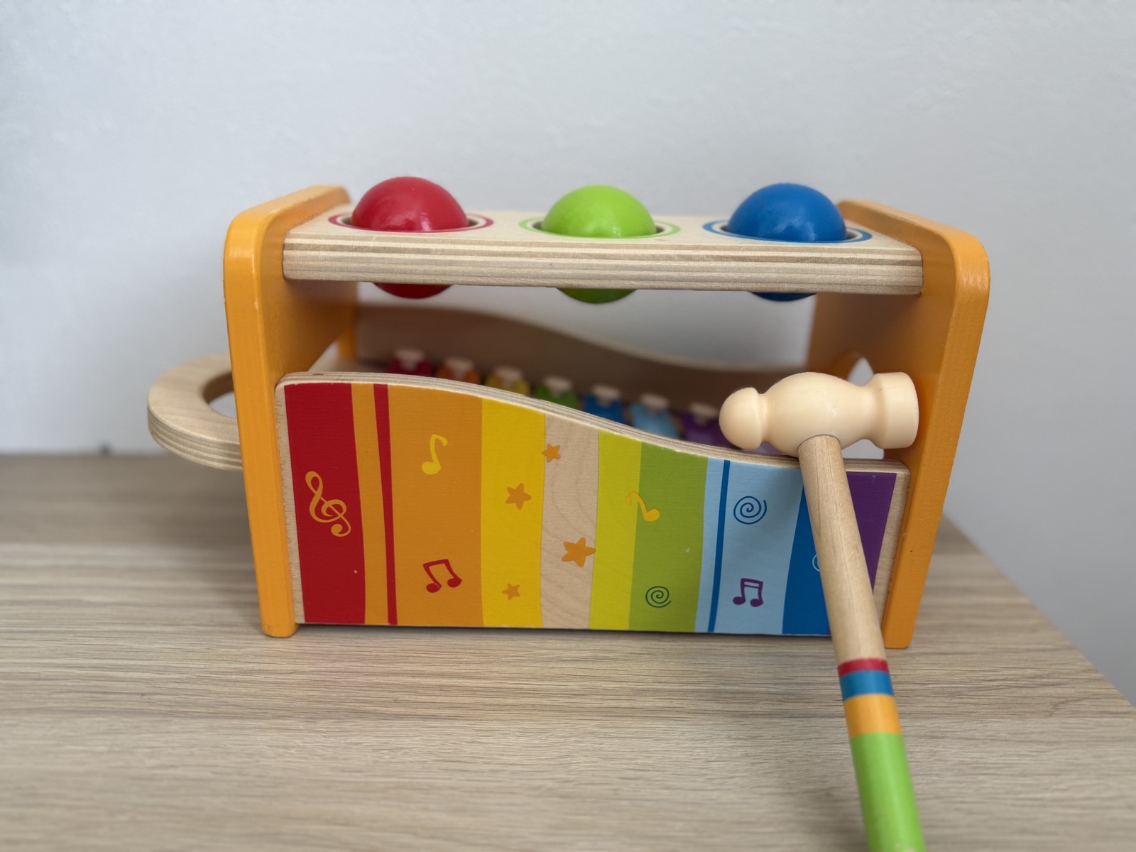 Hape パウンドアンドタップベンチを正面から見たところ。木のハンマーが本体に立てかけてある