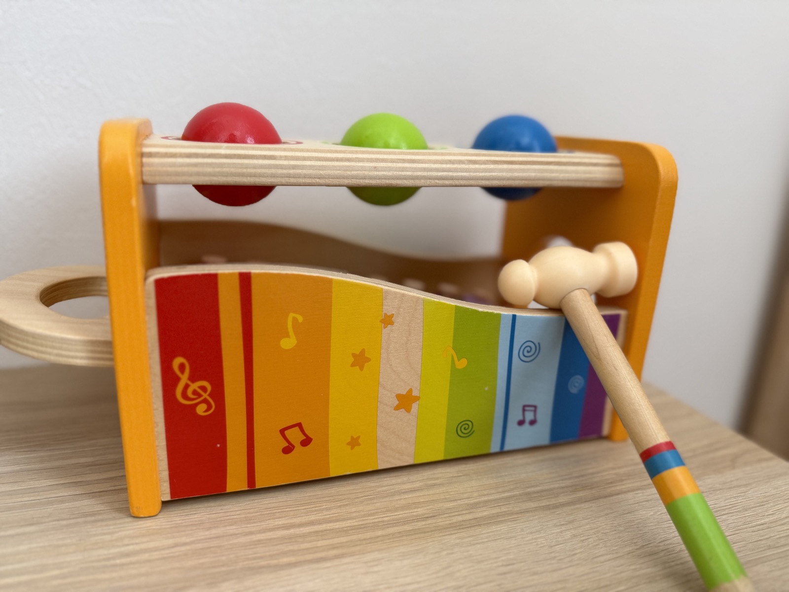 Hape パウンドアンドタップベンチを斜めから見たところ。鉄琴の色の並びが見える