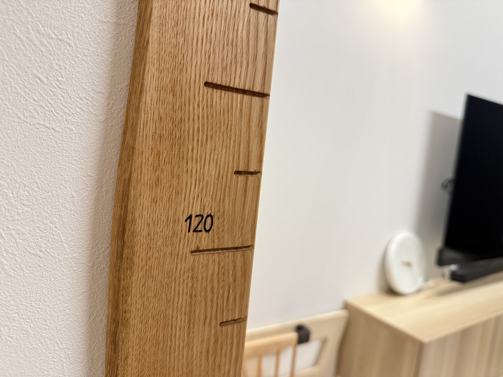 耳付き材の縁がゆるくうねっている様子と目盛り