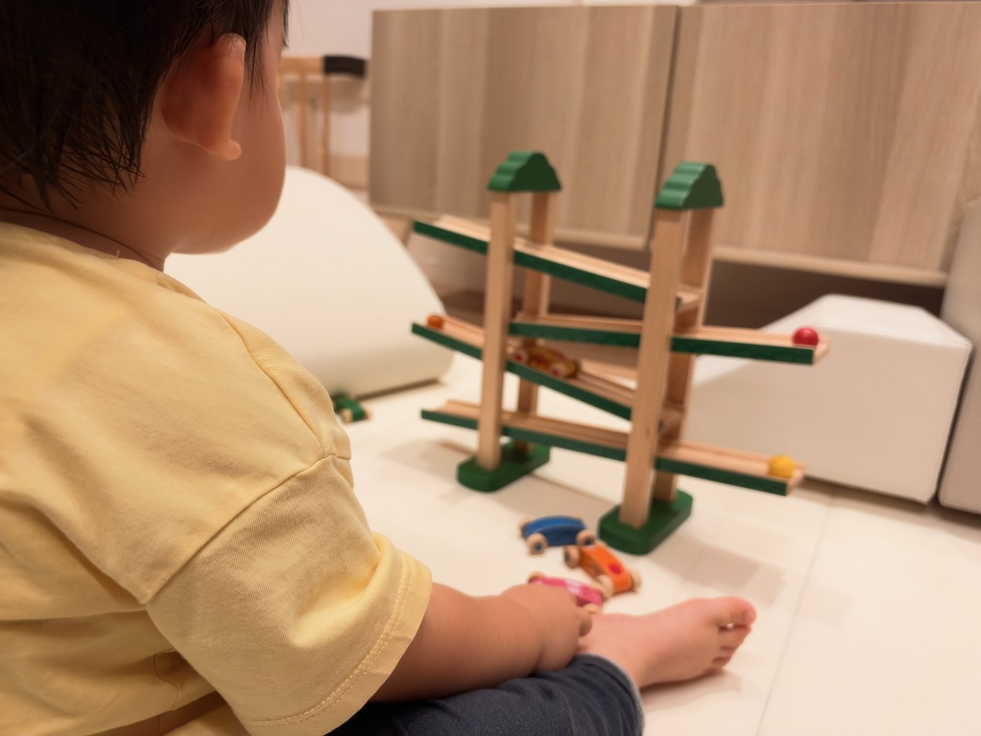 森のうんどう会で遊ぶ2歳の息子とリビングの全体
