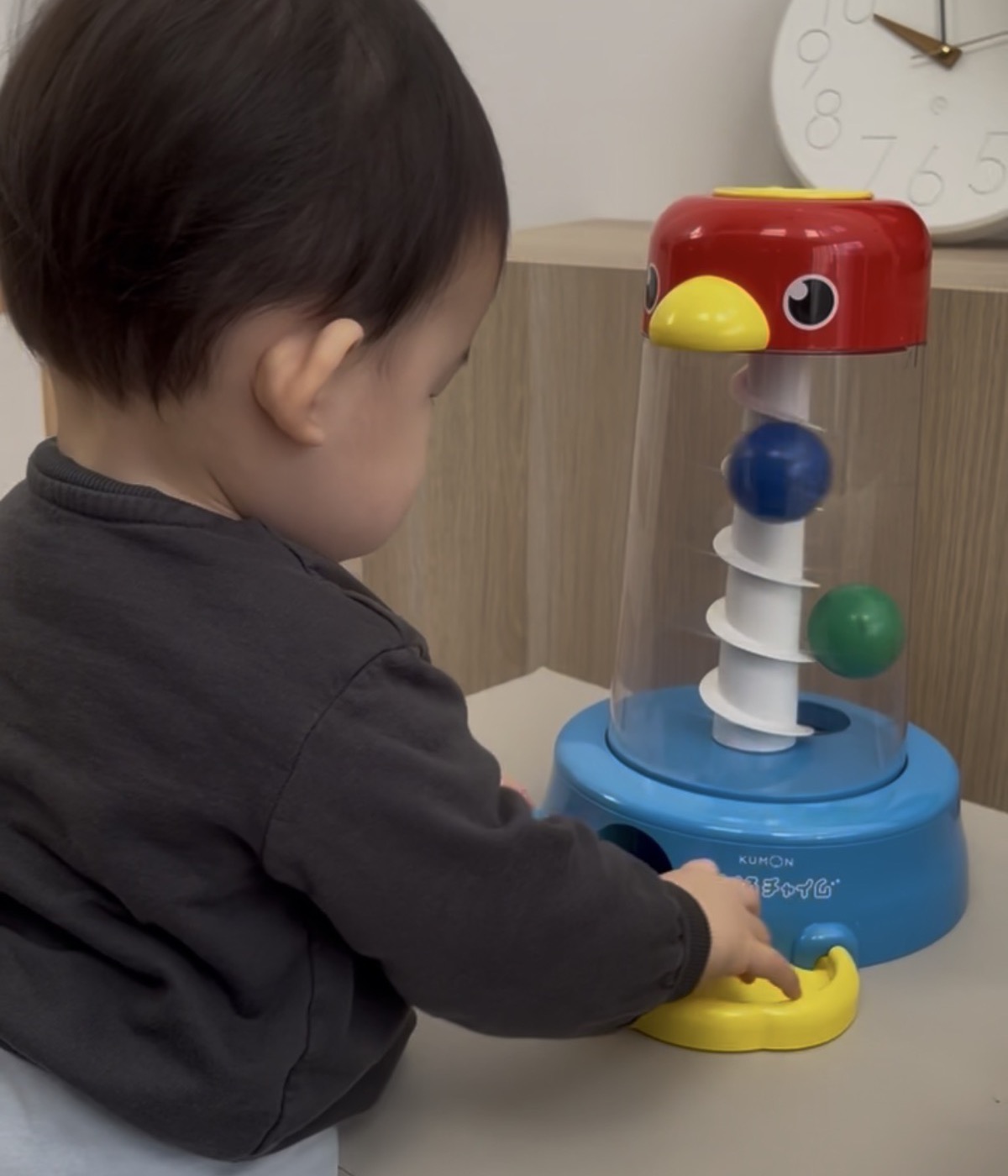 くもんのくるくるチャイムで遊ぶ1歳の息子
