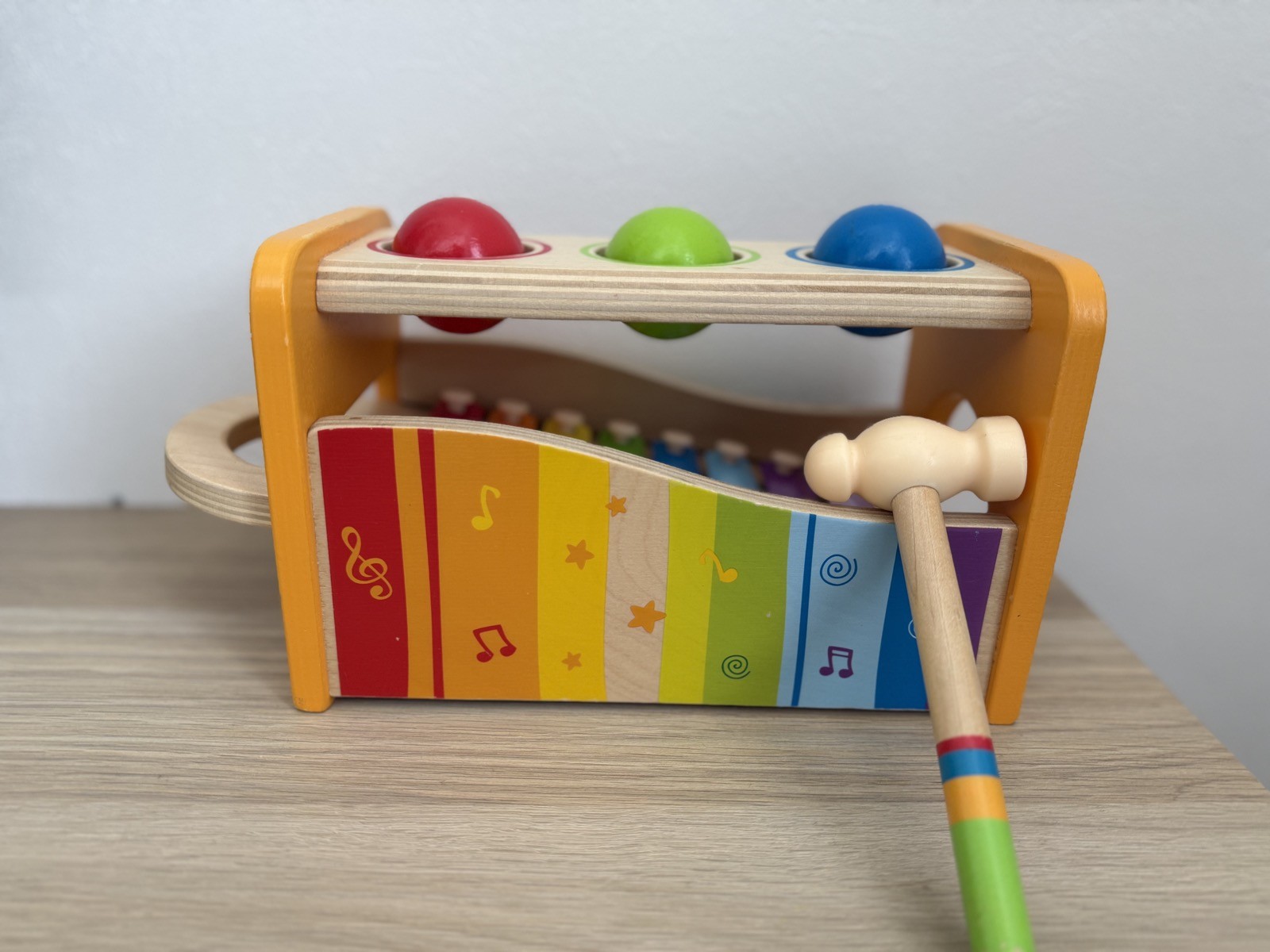 Hape パウンドアンドタップベンチを正面から見たところ。木のハンマーが本体に立てかけてある