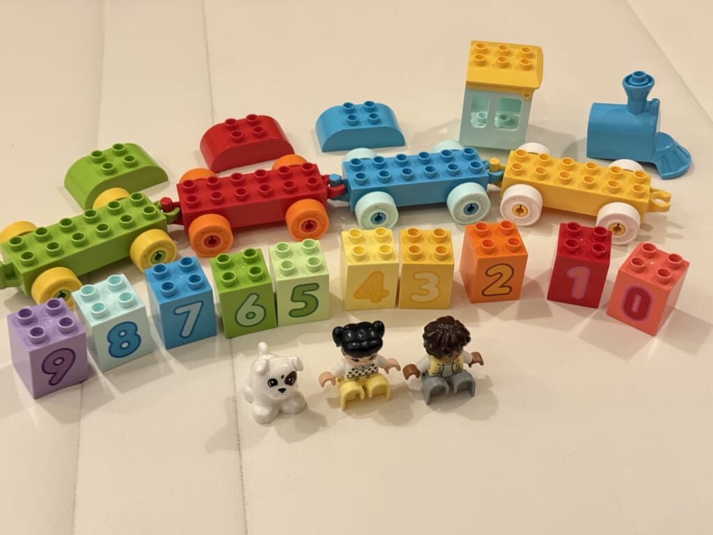 かずあそびトレインのセット内容(数字ブロック・車両・人形2体・イヌ)