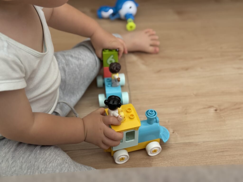 かずあそびトレインで遊ぶ1歳の子ども
